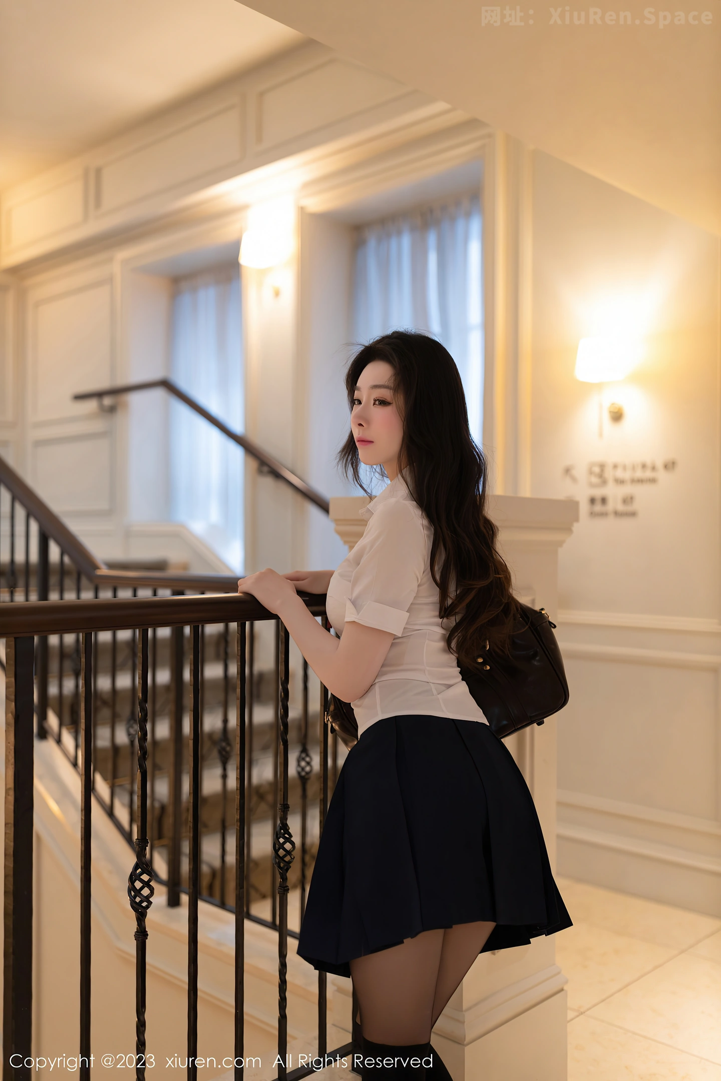 图片[2]-[XiuRen秀人网]VOL.7674 模特小逗逗捆绑剧情性感白T配黑色短裙露超薄黑丝极致魅惑写真80P-秀人网官方网站